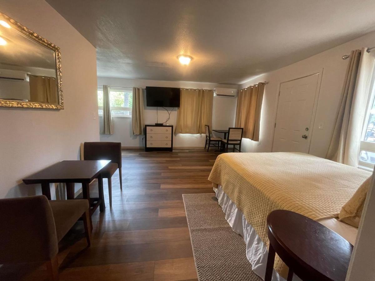 Riverfront Lodging Shady Cove Extérieur photo