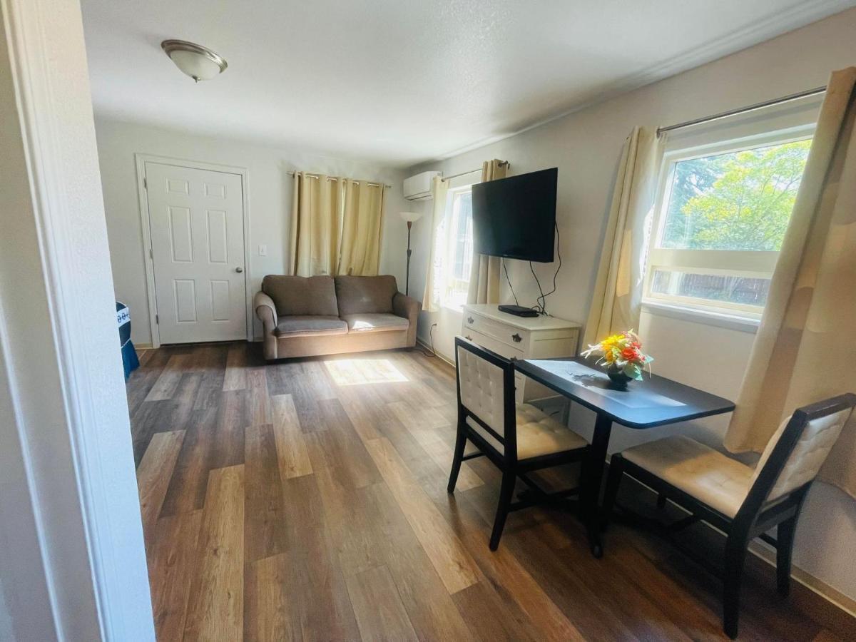 Riverfront Lodging Shady Cove Extérieur photo