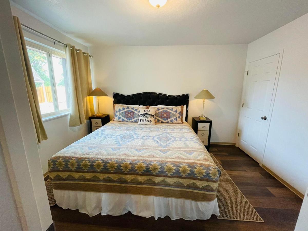 Riverfront Lodging Shady Cove Extérieur photo