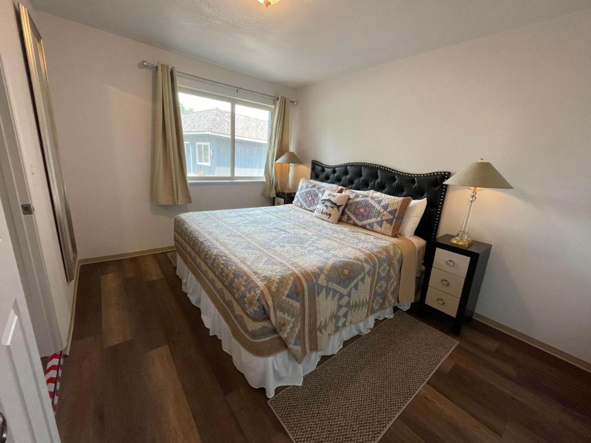 Riverfront Lodging Shady Cove Extérieur photo