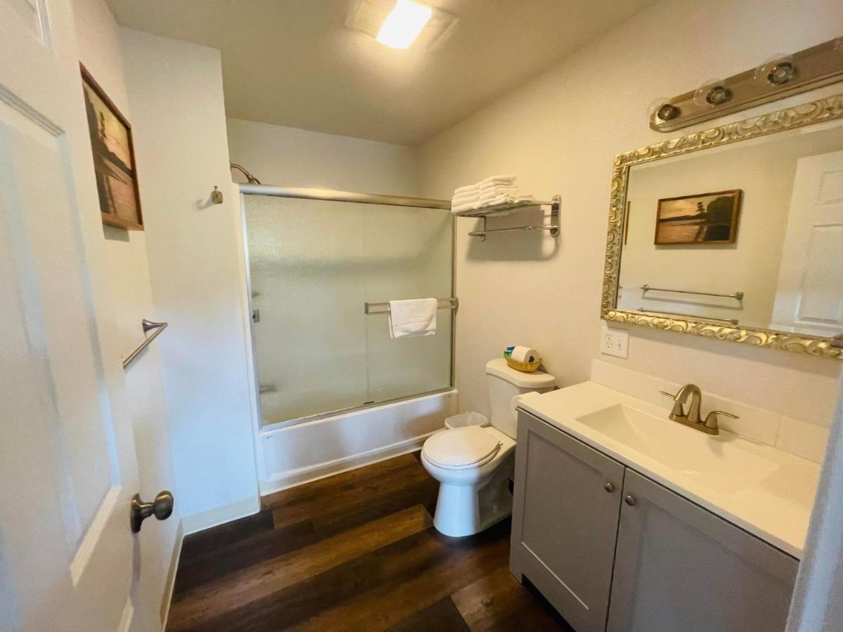 Riverfront Lodging Shady Cove Extérieur photo
