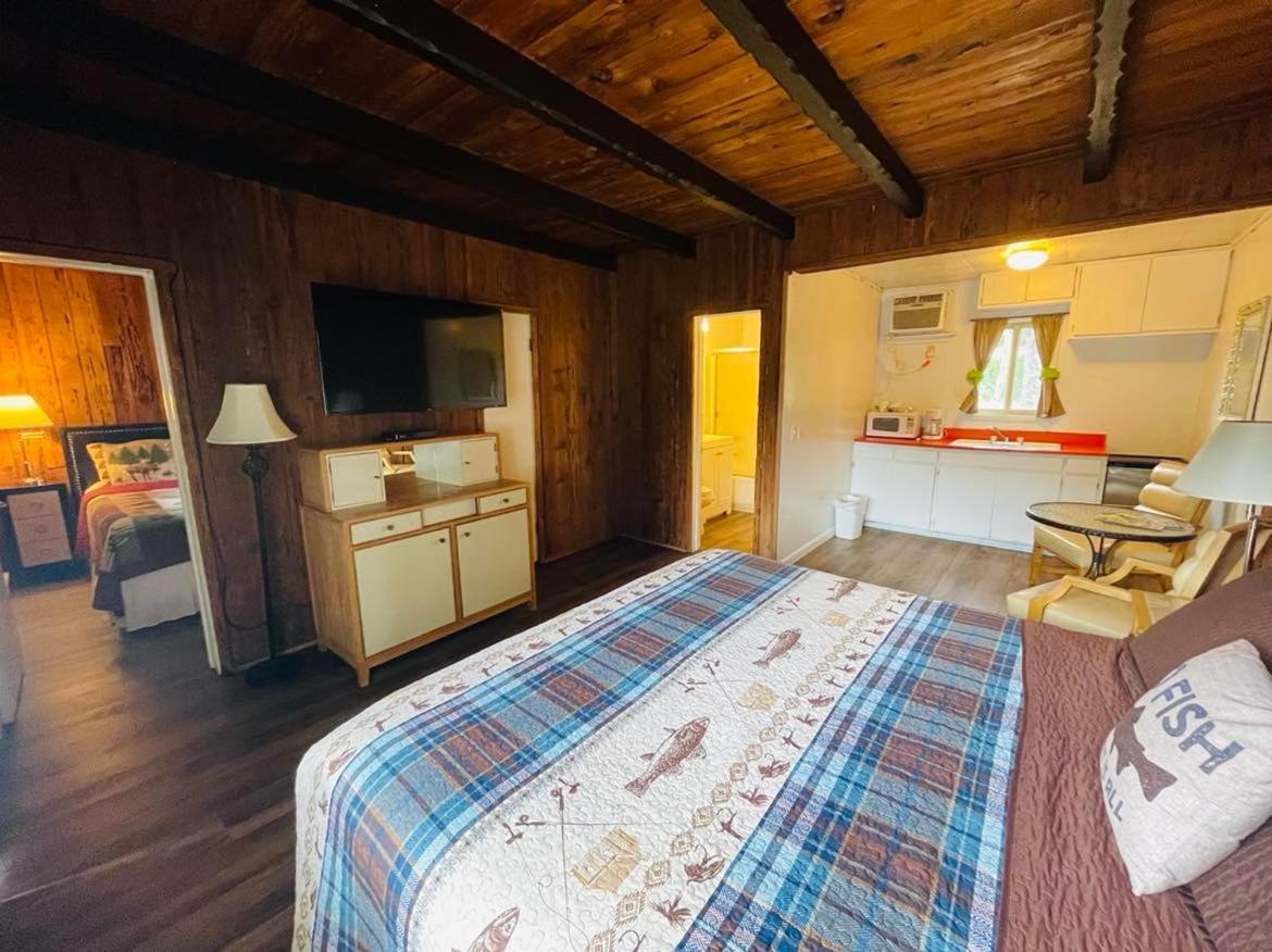 Riverfront Lodging Shady Cove Extérieur photo