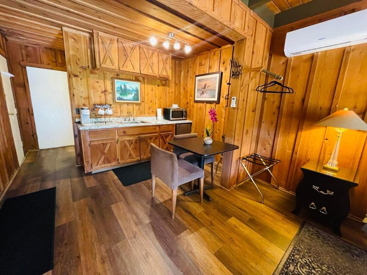 Riverfront Lodging Shady Cove Extérieur photo