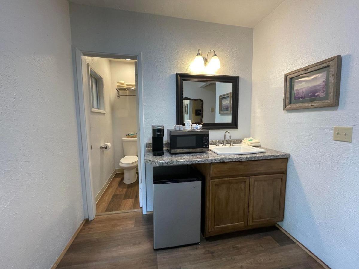 Riverfront Lodging Shady Cove Extérieur photo