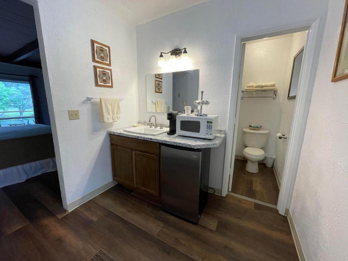 Riverfront Lodging Shady Cove Extérieur photo