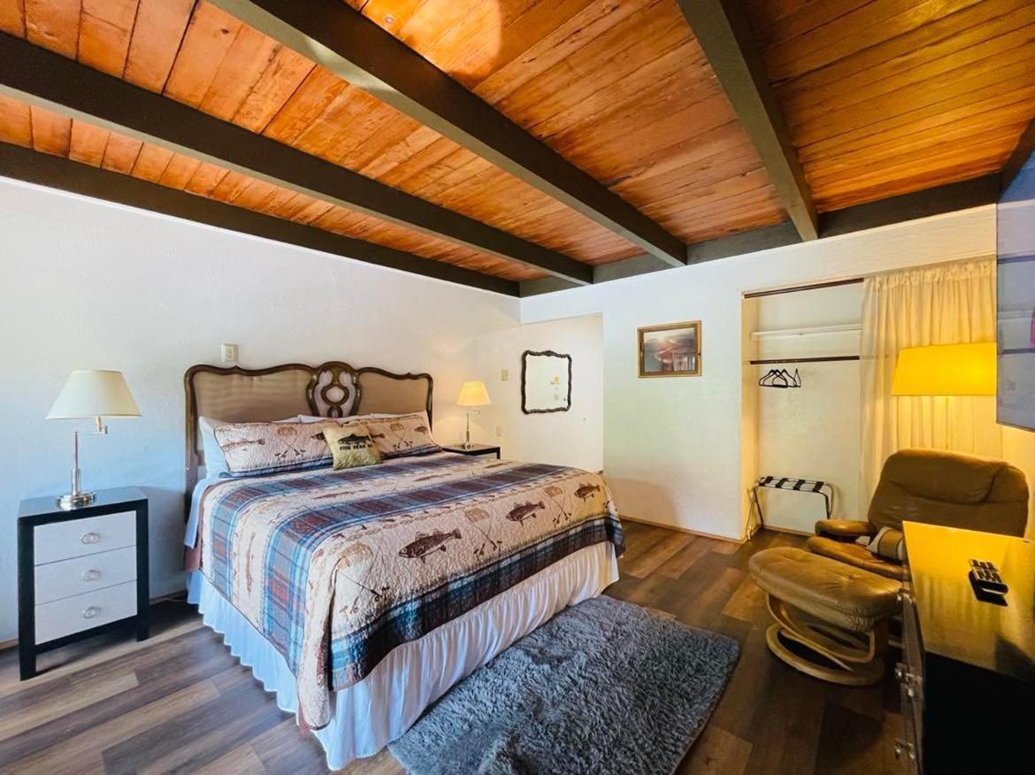 Riverfront Lodging Shady Cove Extérieur photo