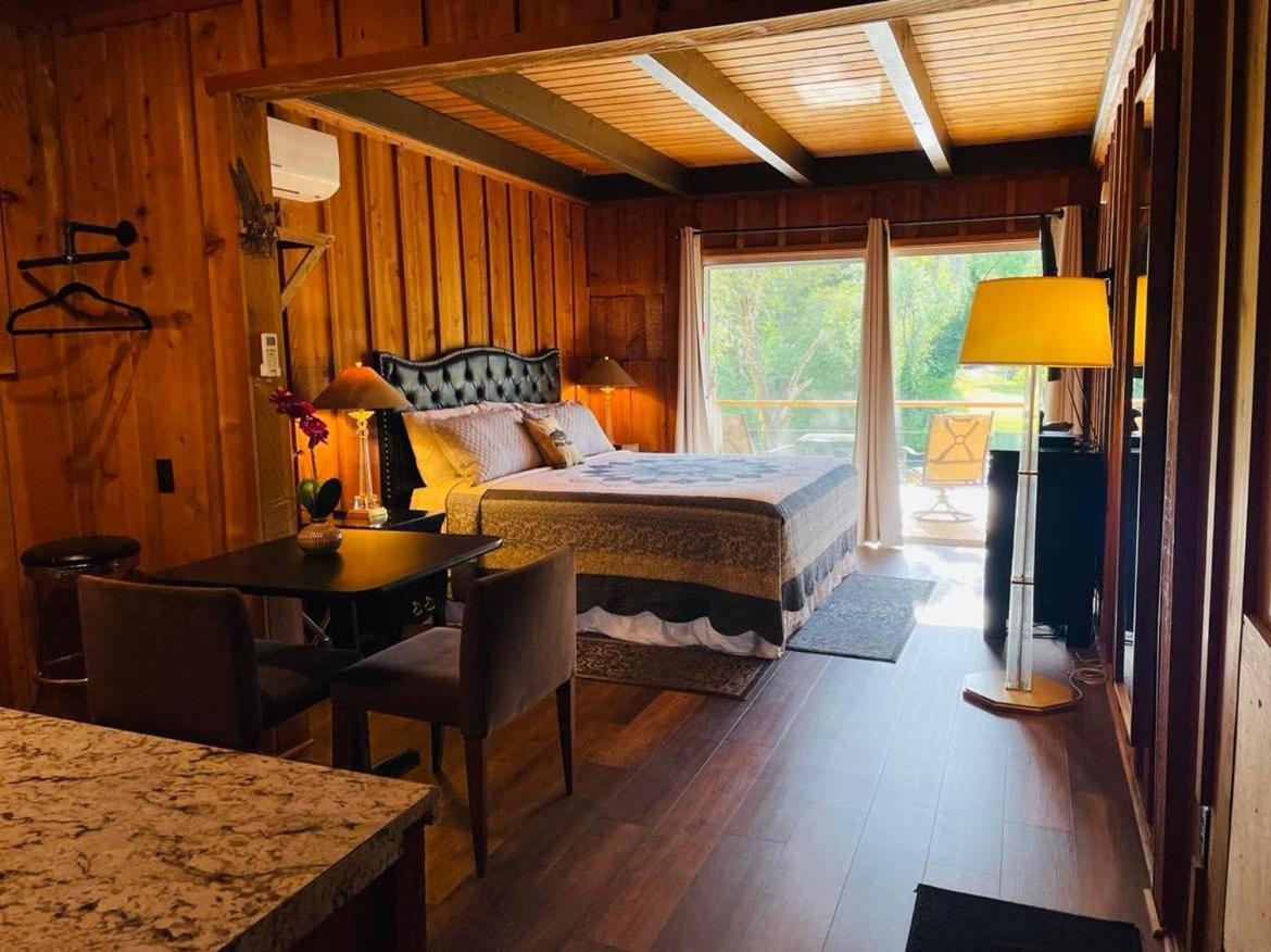 Riverfront Lodging Shady Cove Extérieur photo