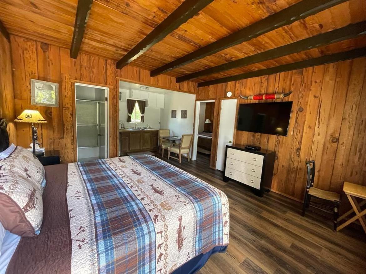 Riverfront Lodging Shady Cove Extérieur photo