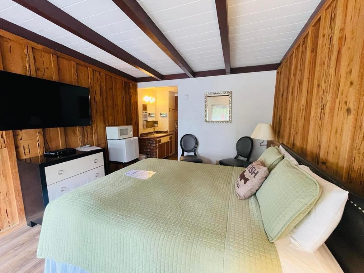 Riverfront Lodging Shady Cove Extérieur photo