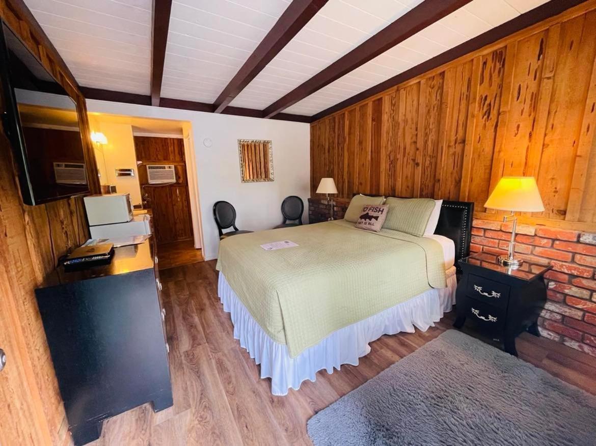 Riverfront Lodging Shady Cove Extérieur photo
