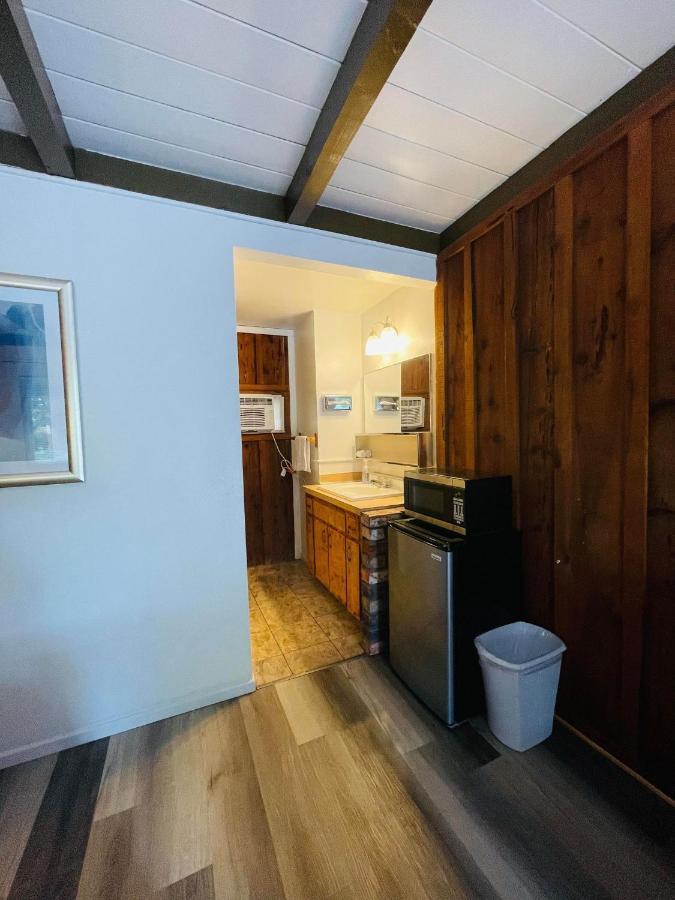 Riverfront Lodging Shady Cove Extérieur photo