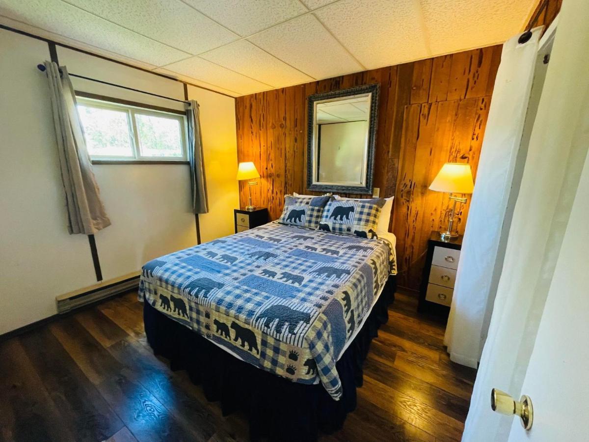 Riverfront Lodging Shady Cove Extérieur photo
