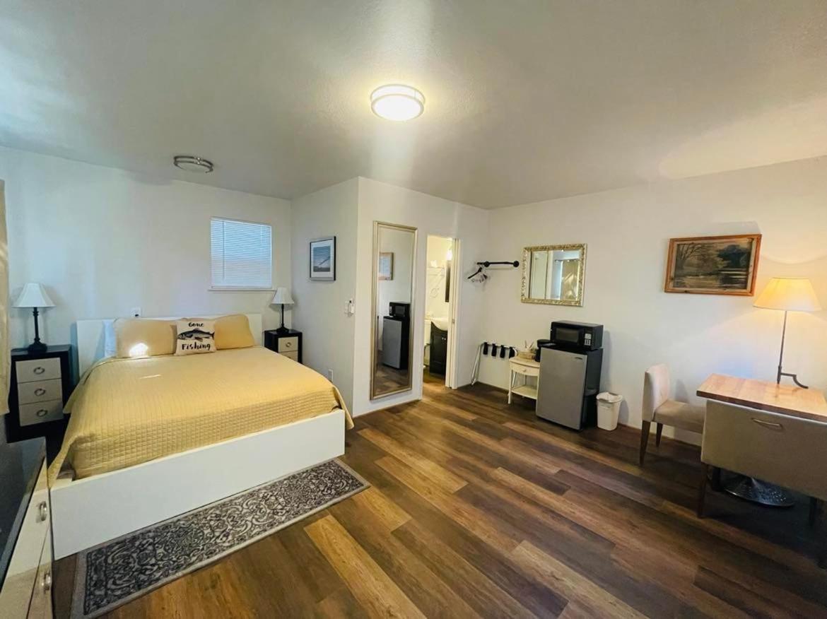 Riverfront Lodging Shady Cove Extérieur photo