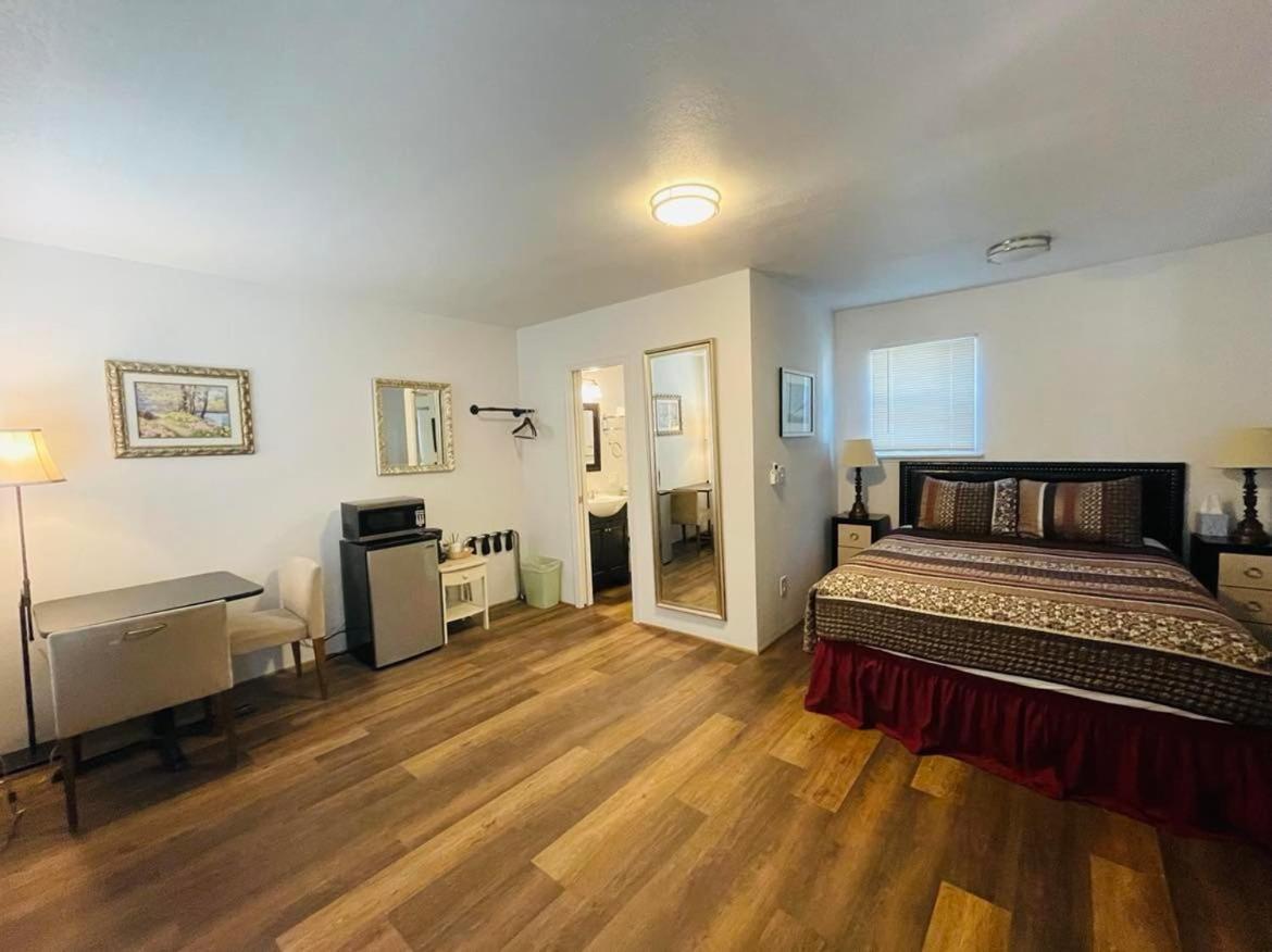 Riverfront Lodging Shady Cove Extérieur photo