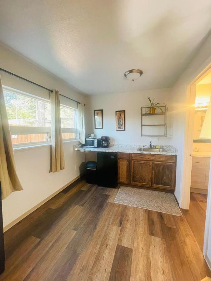 Riverfront Lodging Shady Cove Extérieur photo