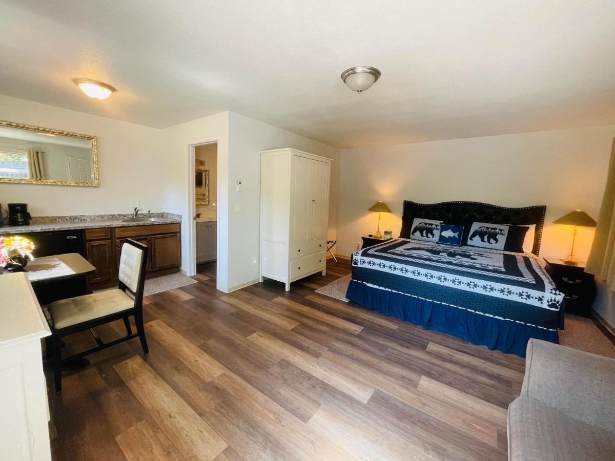 Riverfront Lodging Shady Cove Extérieur photo