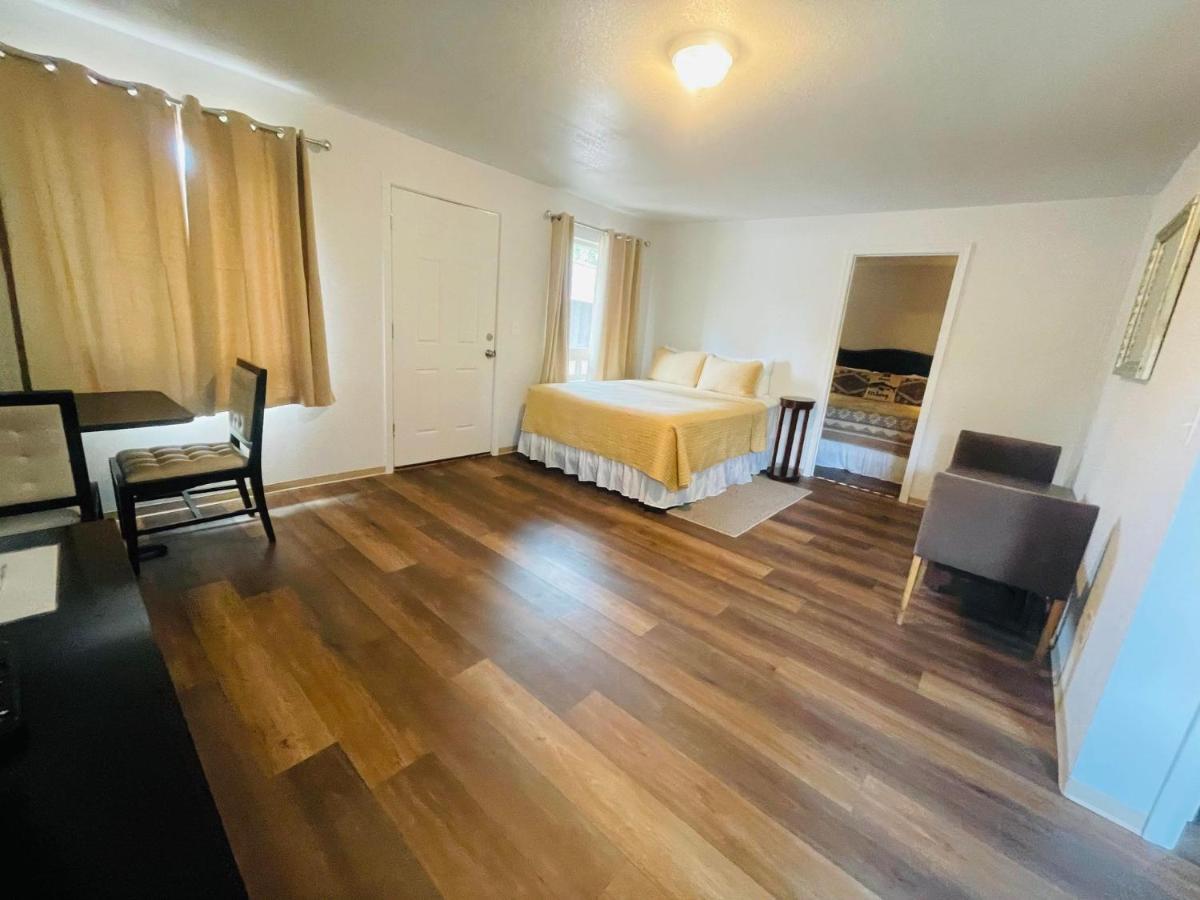 Riverfront Lodging Shady Cove Extérieur photo
